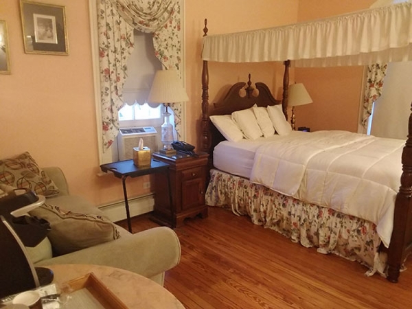 Victorian Queen Canopy Rooms